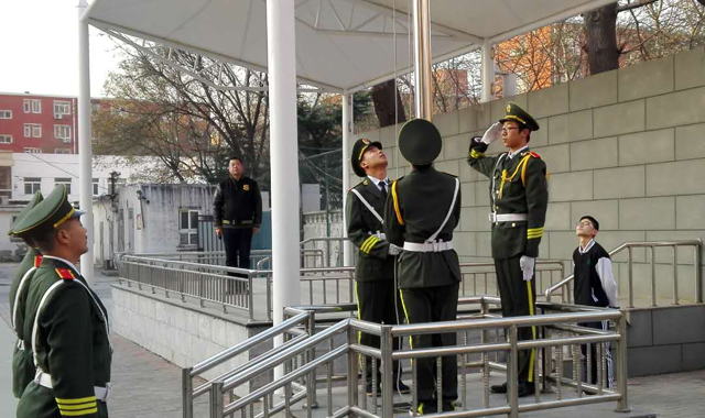 践行社会主义核心价值观 ——劲松职高各校区开展“国旗文化升旗教育进校园”展示活动