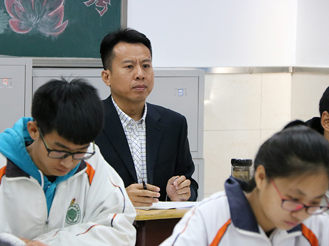 学校领导深入教育教学一线，找问题想对策谋发展—— 劲松职高校长深入综合高中部课堂听课
