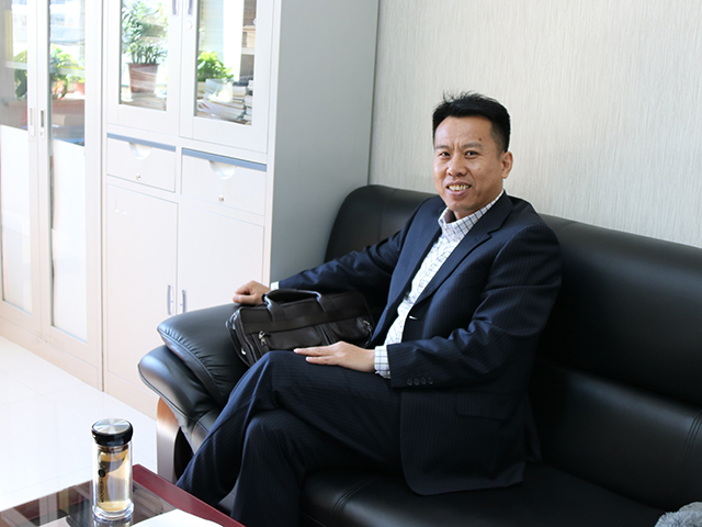 学校领导深入教育教学一线，找问题想对策谋发展—— 劲松职高校长深入综合高中部课堂听课
