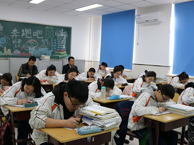 学校领导深入教育教学一线，找问题想对策谋发展—— 劲松职高校长深入综合高中部课堂听课