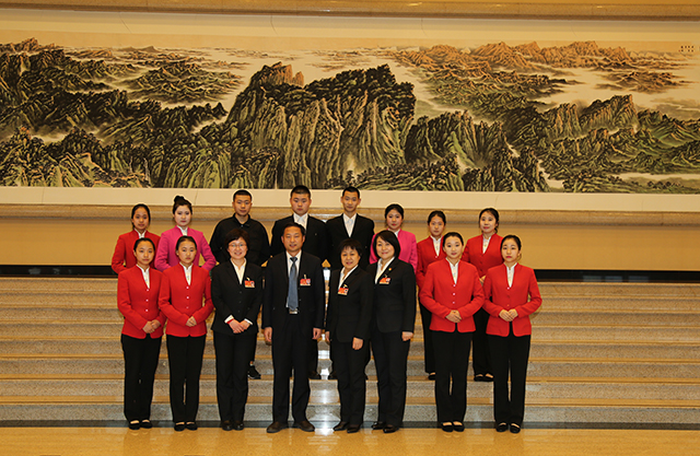 劲松职高高星级酒店运营与管理专业召开“全国两会”服务学生表彰会