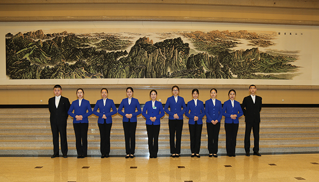 劲松职高高星级酒店运营与管理专业召开“全国两会”服务学生表彰会