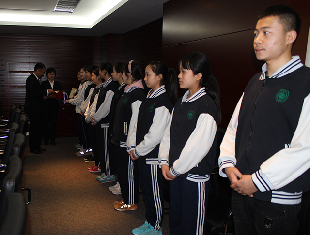 劲松职高高星级酒店运营与管理专业召开“全国两会”服务学生表彰会