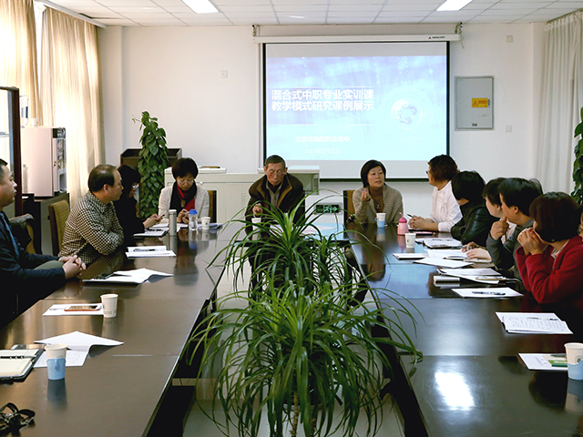 劲松校区开展“混合式专业实训课教学模式研究”课例展示活动