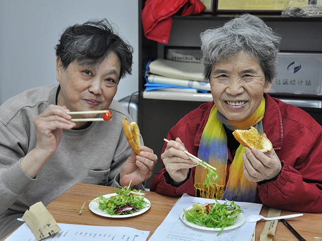 北京市劲松职业高中带领南磨房地区山水文园社区居民感受西餐饮食文化