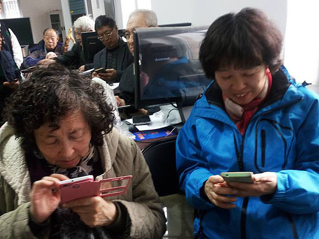 北京市劲松职业高中走进管庄西里社区帮助社区居民玩转智能手机
