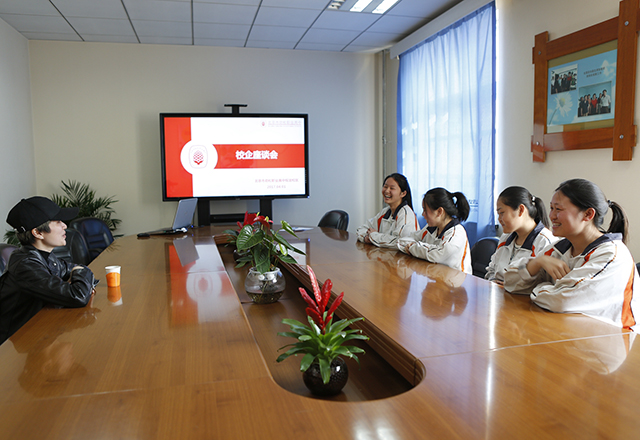 著名纪录片导演甘露女士参观劲松职高数字影像技术专业
