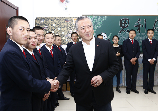 李锦记集团管理层一行到劲松职高与希望厨师订单班进行交流体验活动
