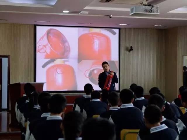劲松职高双龙校区对全体高一新生进行校园安全教育
