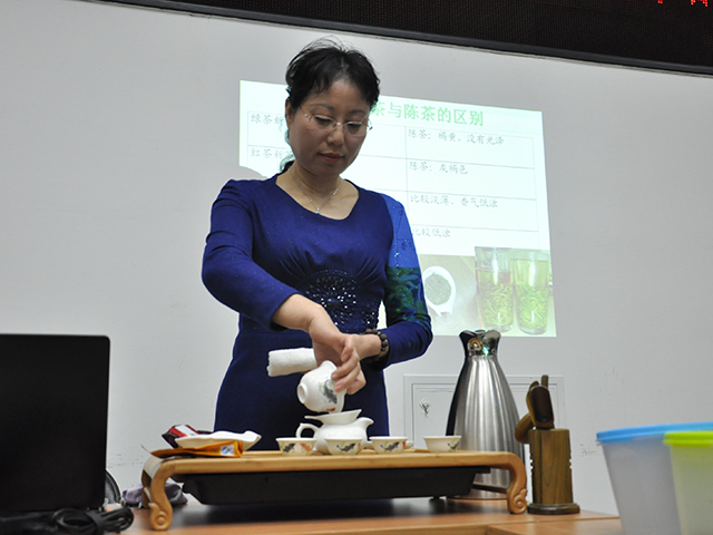 北京市劲松职业高中应邀到山水文园社区开展茶艺讲座