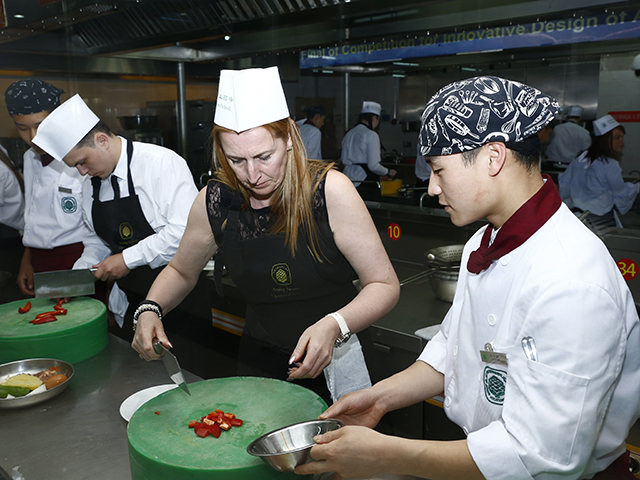 美国、芬兰友人到北京市劲松职业高中学习烹饪课程