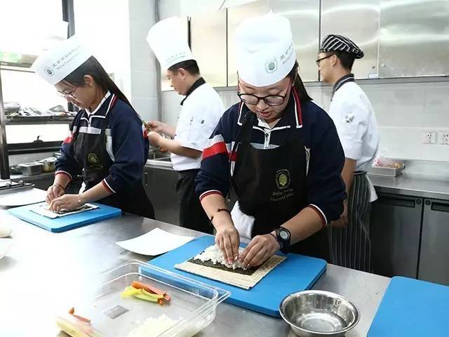 北京市十八里店中学 “做生命的导师”中学生职业生涯教育实践活动在北京市劲松职业高中举行