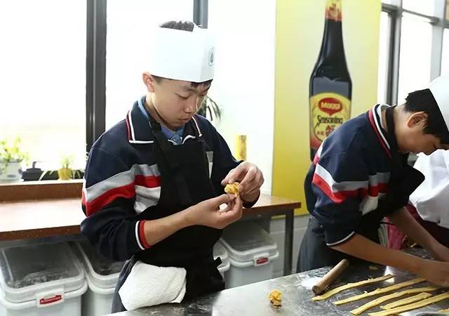 北京市十八里店中学 “做生命的导师”中学生职业生涯教育实践活动在北京市劲松职业高中举行