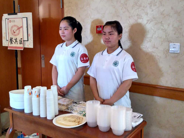 劲松职高老年人服务与管理专业学生到恭和苑参加美食节志愿服务活动