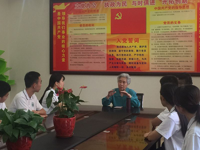 劲松职高邀请退休党员干部进校开展“不忘初心，永远跟党走，牵手共传承“主题教育活动