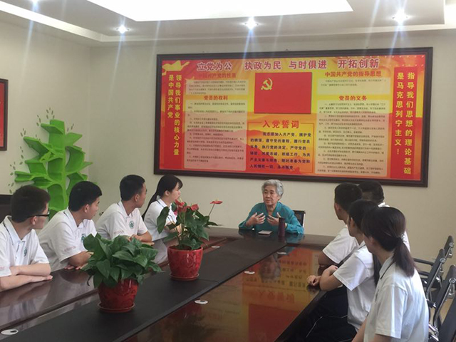 劲松职高邀请退休党员干部进校开展“不忘初心，永远跟党走，牵手共传承“主题教育活动