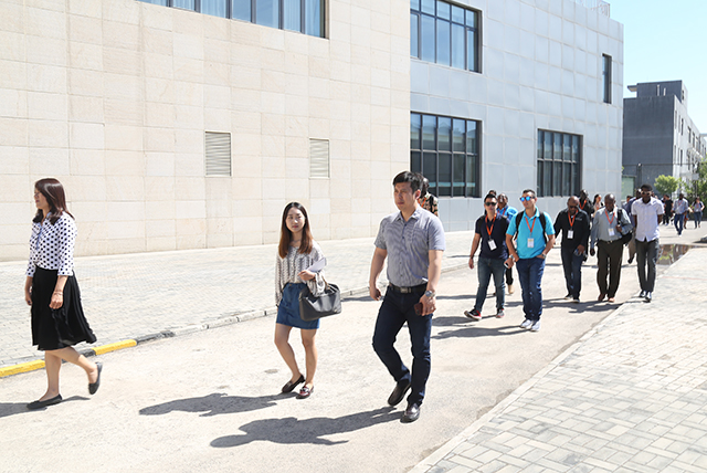 发展中国家五国三十名代表来到北京市劲松职业高中参观学习