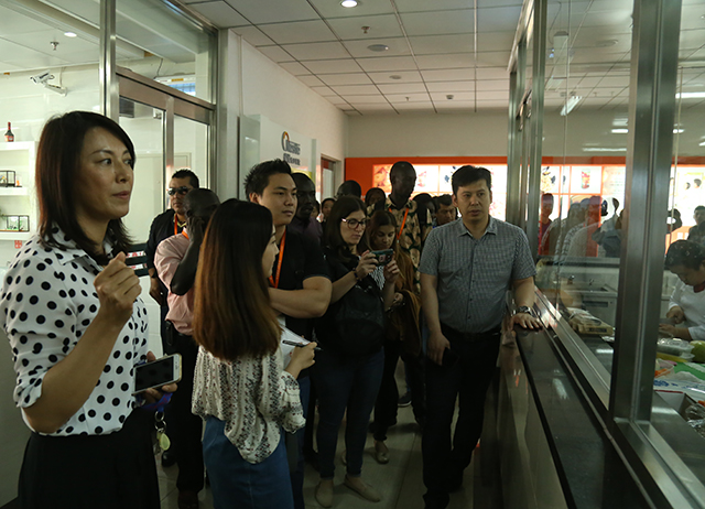 发展中国家五国三十名代表来到北京市劲松职业高中参观学习