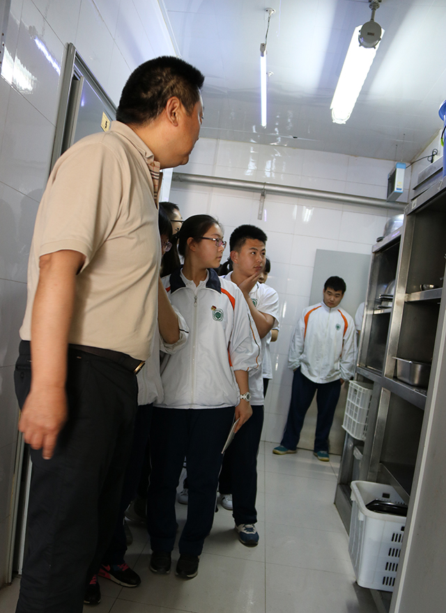 劲松职高综合高中部举行营养餐工作会及后厨开放参观活动