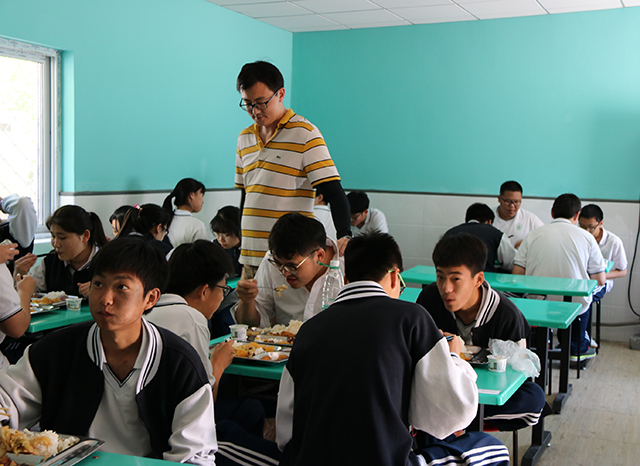 劲松职高综合高中部举行营养餐工作会及后厨开放参观活动