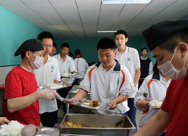 劲松职高综合高中部举行营养餐工作会及后厨开放参观活动