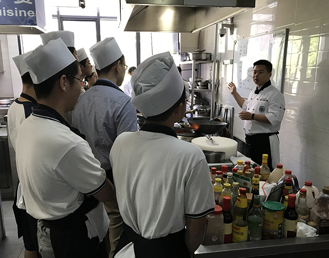 北京四中高三学生在北京市劲松职业高中参加中餐烹饪技能培训