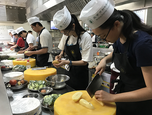 北京四中高三学生在北京市劲松职业高中参加中餐烹饪技能培训