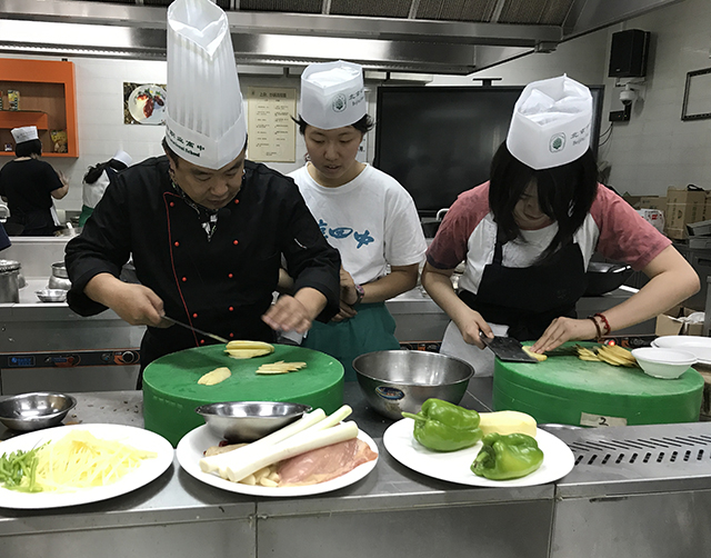 北京四中高三学生在北京市劲松职业高中参加中餐烹饪技能培训