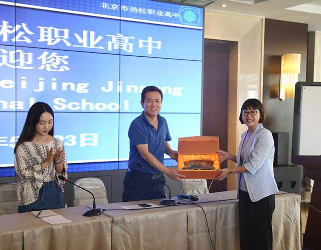 发展中国家五国三十名代表来到北京市劲松职业高中参观学习
