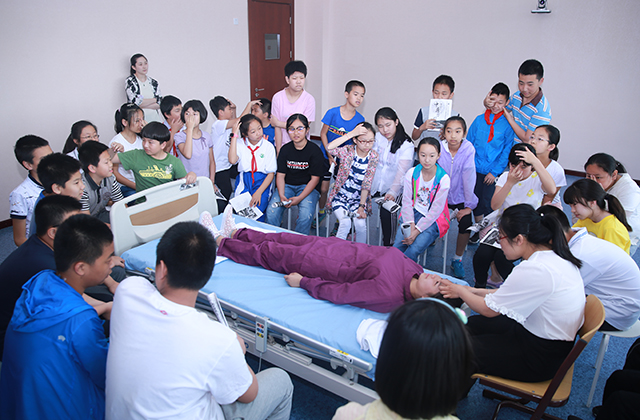 北京市和平街第一中学学生在北京市劲松职业高中参加职业体验活动