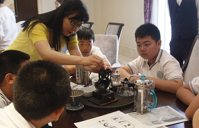北京市和平街第一中学学生在北京市劲松职业高中参加职业体验活动