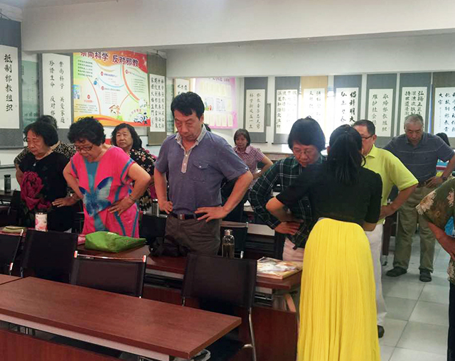 职业教育宣传月系列报道——劲松职高在潘家园街道华威西里社区开展红五月合唱培训