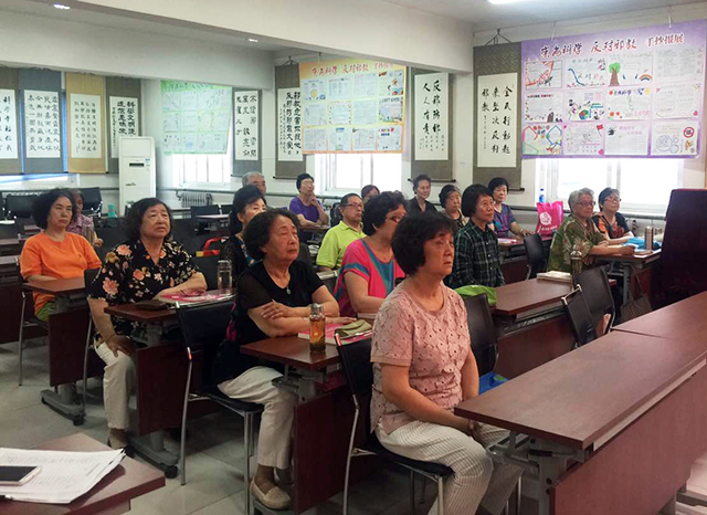 职业教育宣传月系列报道——劲松职高在潘家园街道华威西里社区开展红五月合唱培训