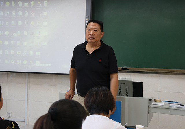 劲松职高新源里校区召开高一新生及电商专业学生家长会