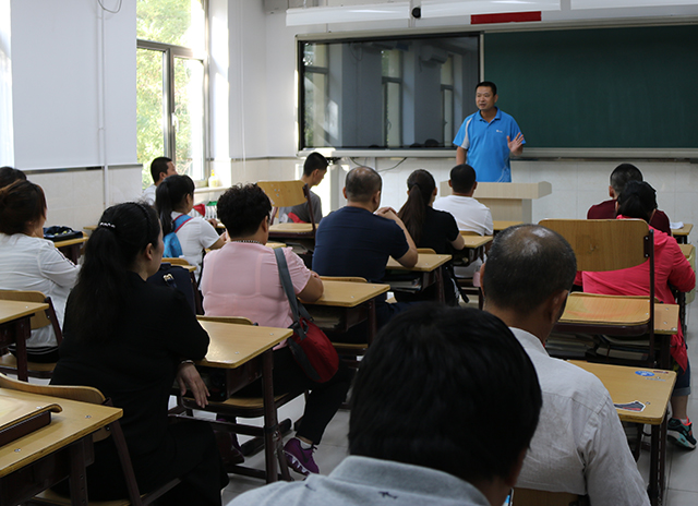 劲松职高新源里校区召开高一新生及电商专业学生家长会