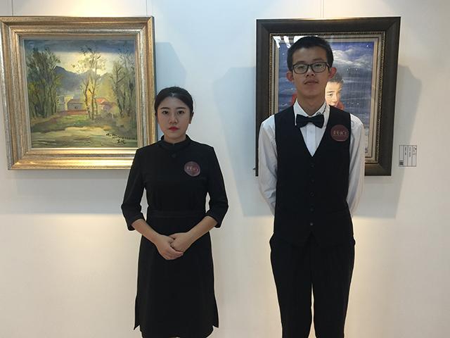助力非遗文化传播 展劲松学子专业素养——劲松职高酒店管理专业学生服务荣宝斋画展