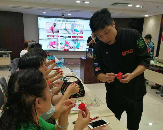 中秋的味道  爱心的汇聚——劲松职高社区教育“舌尖上的节日”主题系列培训活动圆满结束