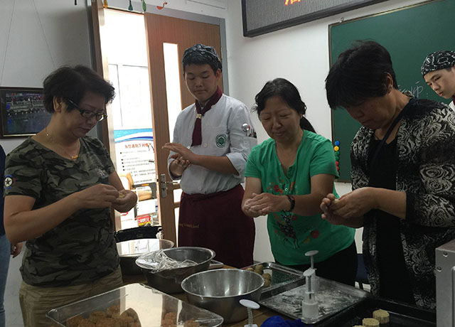 中秋的味道  爱心的汇聚——劲松职高社区教育“舌尖上的节日”主题系列培训活动圆满结束