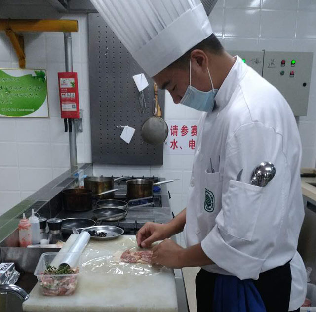 劲松职高顺利完成“FHC中国国际烹饪艺术比赛”校内选拔工作-
